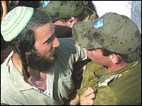 ग़ज़ा से हटने का विरोध करते लोग