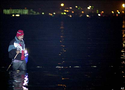 Warga Bahrain melanjutkan upaya menyedihkan untuk menemukan jasad korban hingga dini hari.