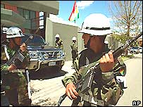 Soldados protegem o palácio presidencial em La Paz