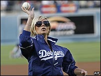 Victoria Beckham joga baseball nos EUA