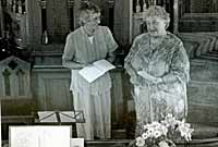 Mrs Menna MacLaughlin yn annerch y gynulleidfa yng nghyfarfod y prynhawn