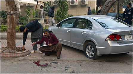 الشرطة تعاين موقع الهجوم