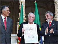 Lisboa (Portugal) - O presidente de Portugal, Cavaco Silva, o escritor António Lobo Antunes, e o presidente Luiz Inácio Lula da Silva, durante entrega do Prêmio Luiz de Camões 2007 Foto: Ricardo Stuckert/PR 