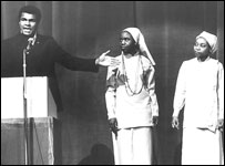 Muhammad Ali anuncia sua conversão ao Islã