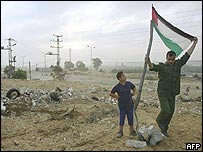 Ele dança com a bandeira palestina, animado com os progressos do plano de paz