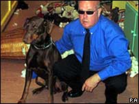 Cão Barney e o agente de segurança Greg West