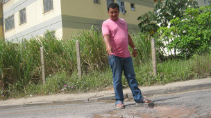 'Tio Bira' combate buracos de rua cobrindo-os com entulho (Raíza Tourinho - BBC Brasil)