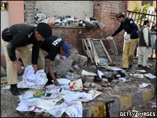 أفراد الشرطة الباكستانية يتفقدون مكان التفجير في بيشاور