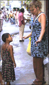 बच्ची और विदेशी पर्यटक