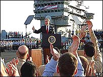 Джордж Буш промовляє на авіаносці