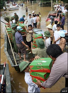 Nhân viên cứu trợ trao các thùng mì ăn liền ở Thạch Thành, Thanh Hóa