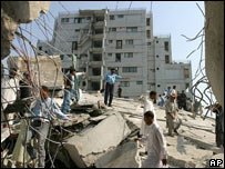 Equipes de resgate buscam sobreviventes em prédio que desabou em Islamabad