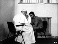 João Paulo 2° encontra na prisão com o turco Mehmet Ali Agca, que tentou matá-lo a tiros em 13 de maio de 1981 na praça de São Pedro, no Vaticano