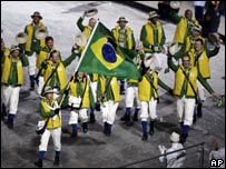 Delegação brasileira entra no estádio e a atleta Isabel Clark leva a bandeira
