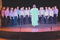 Côr Newyddion Da a'u harweinydd Marilyn Lewis