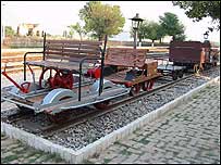 پرانی ریل گاڑی پٹڑی پر کھڑی ہے