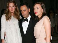 A modelo Doutzen (esq.), Francisco Costa e a atriz Scarlett Johansson 