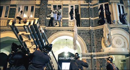 ताज से बचकर निकलते लोग