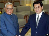 वाजपेयी और चीन के राष्ट्रपति हू जिंताओ