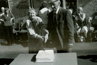 Mrs Nellie George a Mr Brynmor Jones yn torri'r gacen..