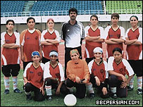 شمیلا با دیگر دختران فوتبالیست و مربی شان