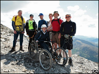 驾驭轮椅登上本内维斯山