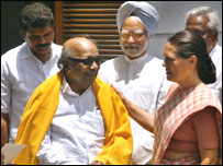 करुणानिधि, मनमोहन सिंह और सोनिया गांधी (फ़ाइल फोटो