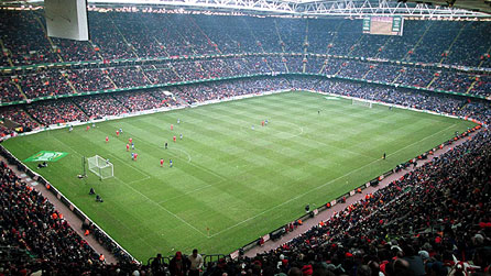 Gêm bêl-droed yn cael ei chwarae yn Stadiwm y Mileniwm