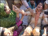 ایک ماں اپنے بچے کی موت پر نوحہ کناں