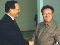 کيم جونگ ايل (راست) و تانگ جياشوان