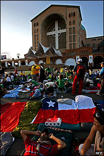 Fiéis aguardam o papa diante da Basílica Nacional de Aparecida