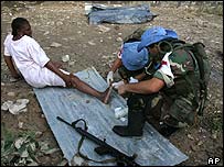 Funcionário da ONU atende haitiano após enchente em Gonaives