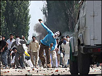 Keşmir'de polise taş atan göstericiler