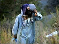 کشمیری مرد اپنے بچے کے ساتھ