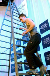 لوگوهای مجمع اقتصاد جهانی در داخل سالن کنفرانس داووس نصب می شود