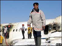 لاشه هواپيمای آتش گرفته در فرودگاه مشهد