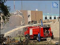 Bombeiros combatem fogo em veículo do lado de fora da sede da ONU em Bagdá