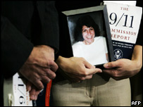 بستگان قربانيان 11 سپتامبر عکس هايی از عزيزان خود در دست دارند