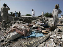 Escombros de escola que desabou no Paquistão após o terremoto