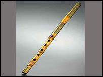 مردی در حال نواختن نی