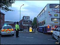 پليس عبور و مرور خودروها را از مرکز شهر بيرمنگام منحرف می کند