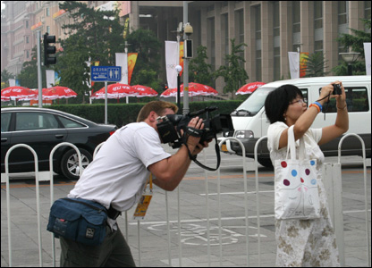 Phóng viên và du khách