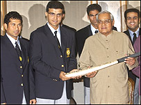 वाजपेयी टीम के साथ