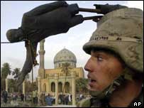 Estátua de Saddam cai em Bagdá, em abril de 2003