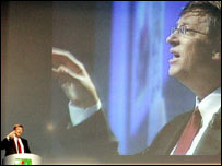 بيل گيتس در حال سخنرانی در کنفرانسی در ايتاليا