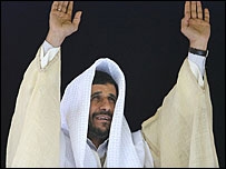 محمود احمدی نژاد در البسه عربی