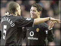 Ferdinand golü sonrası Ronaldo'yu kutluyor