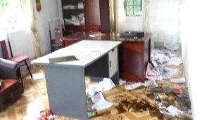 Bên trong trụ sở UBND bị đập phá