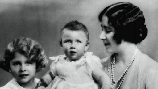 現任女王，幼年的伊麗莎白公主與母親和妹妹馬格麗特的合影。