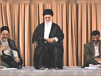 آيت الله خامنه ای در ميان خاتمی و احمدی نژاد 